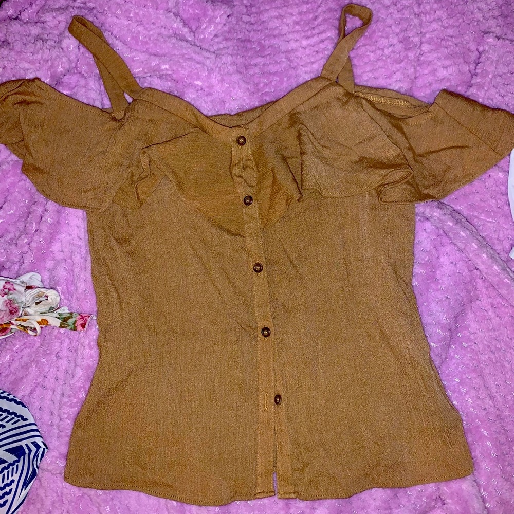 Size S color tan cute summer blouse 🌺🌞🌞